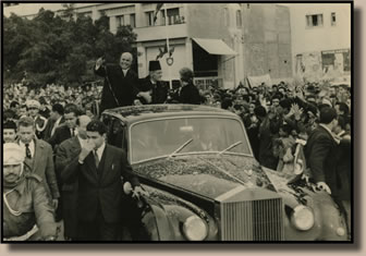 1963 - Bourguiba, Etaher & Wassila in Rolls Royce
